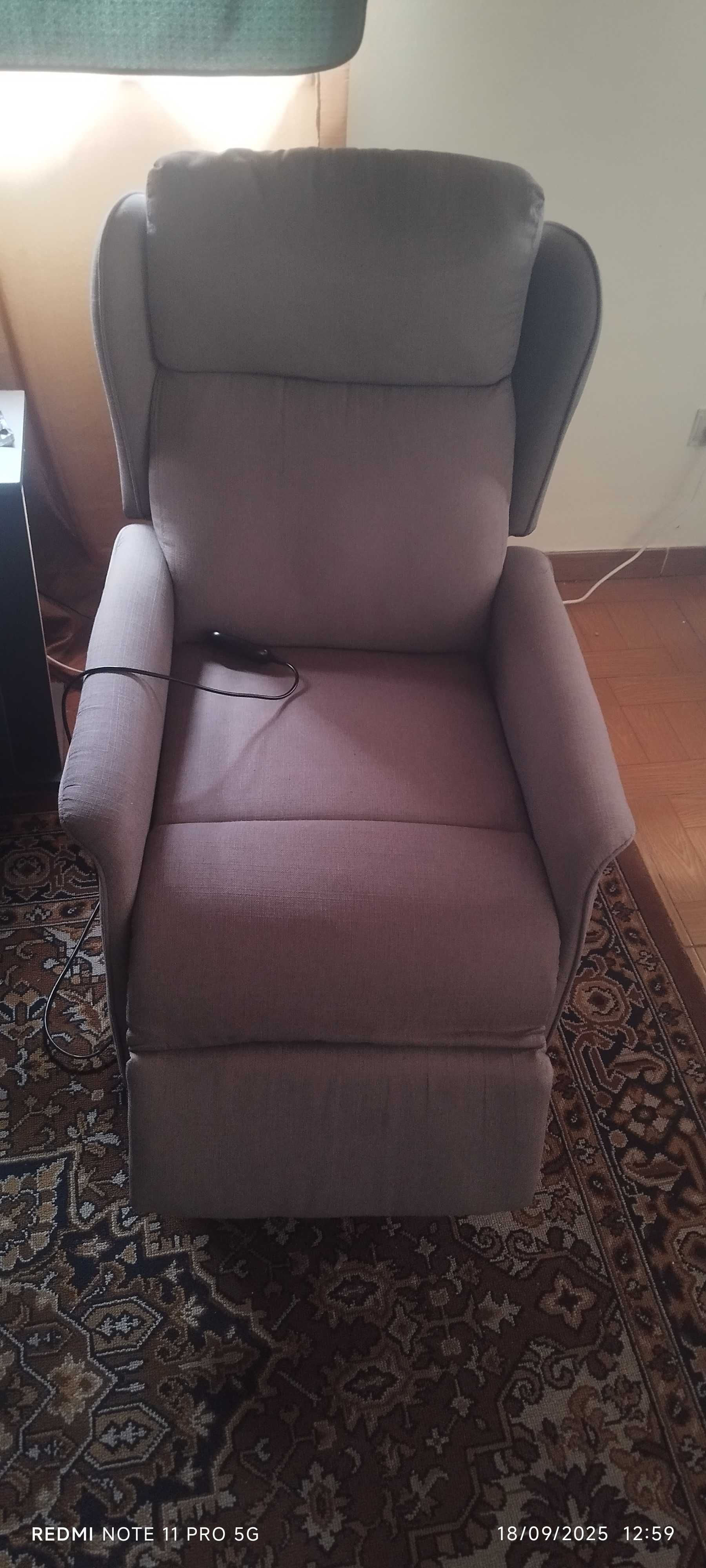Cadeirao Relax Geriátrico Elétrico- tecido beje