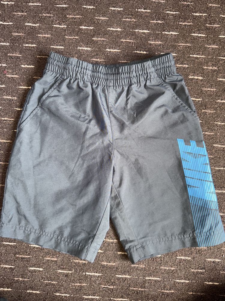Krótkie spodenki chłopięce Nike roz. 122/128