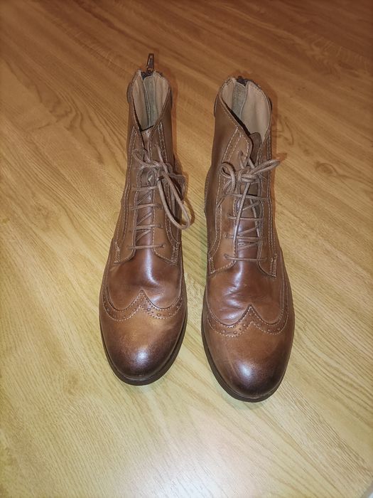 Botins em pele camel