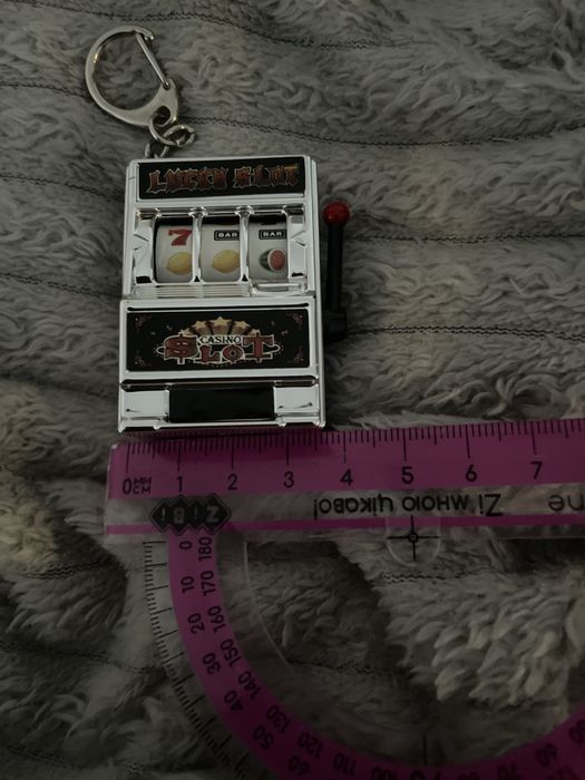 Брелок у вигляді слот-машини (ігрового автомата)