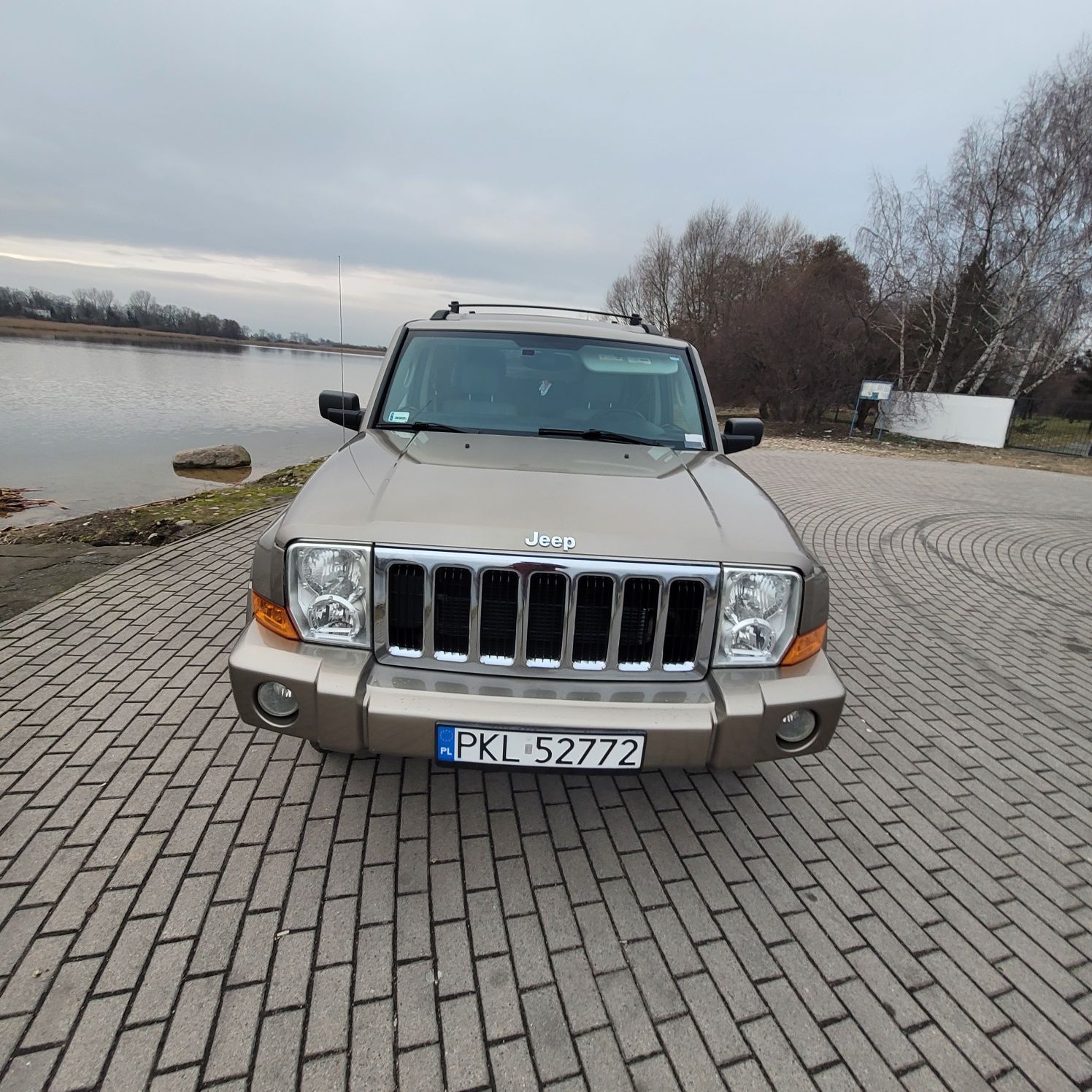 JEEP COMMANDER 5.7 HEMI dobrze zachowany egzemplarz