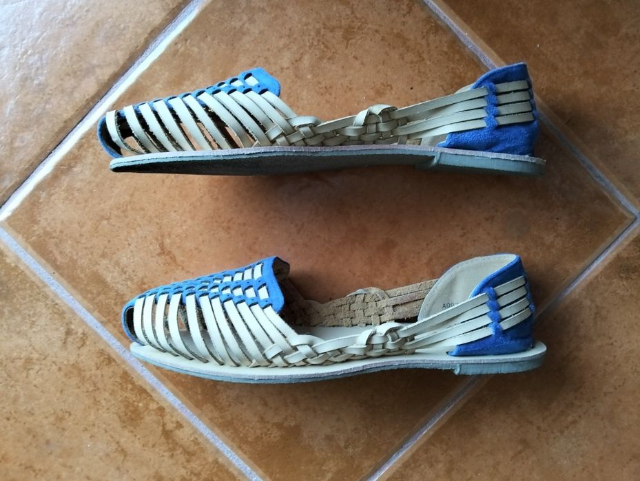 Sapatos de verão às tiras