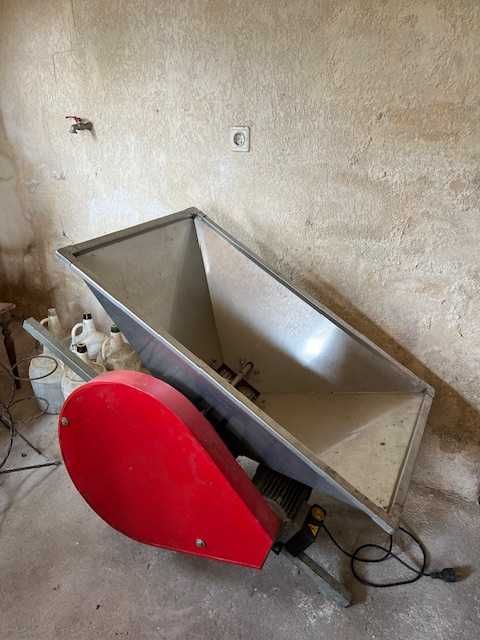 Raladeira de uvas elétrica