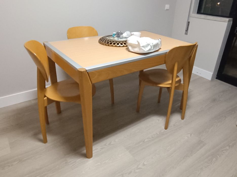 Mesa de cozinha completa com 4 cadeiras, a mesa é extensível.