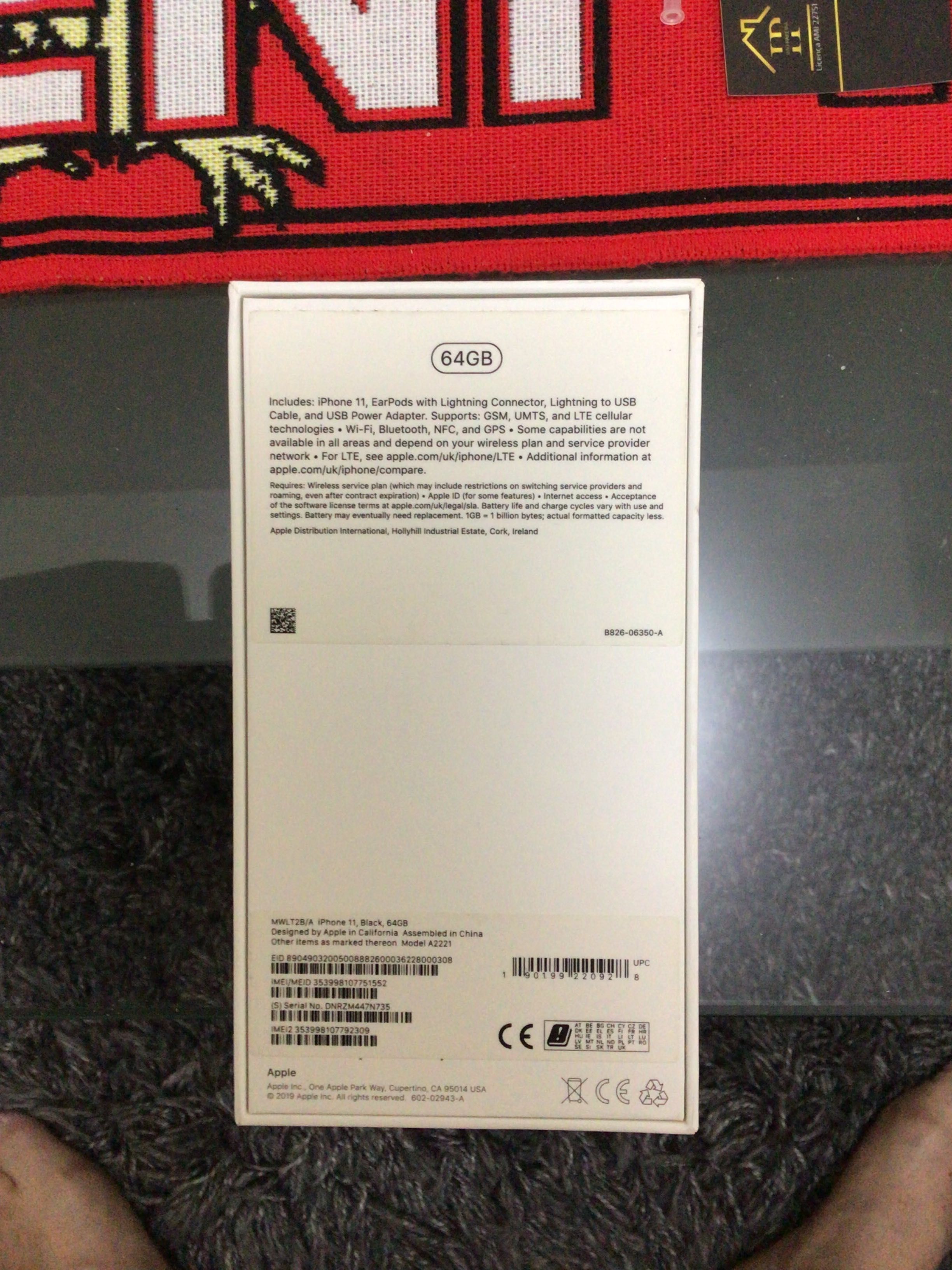 iPhone 11 com todos acessorios