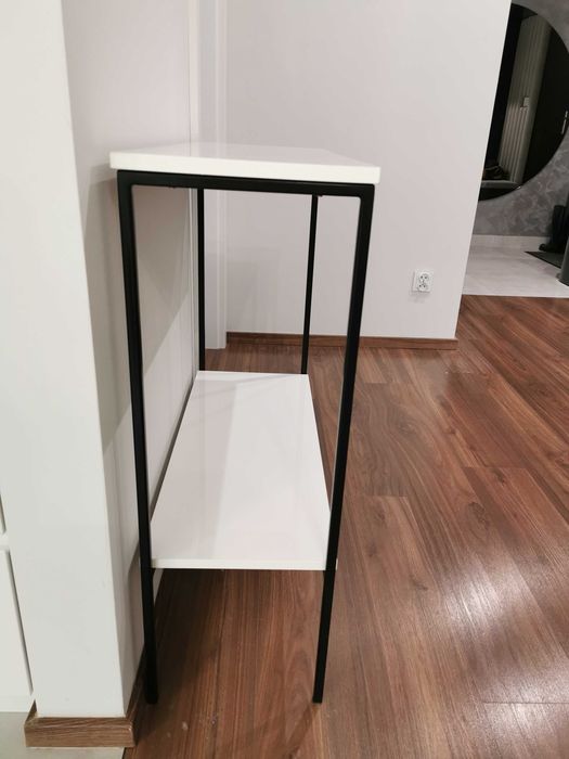 Solidna, biała konsola