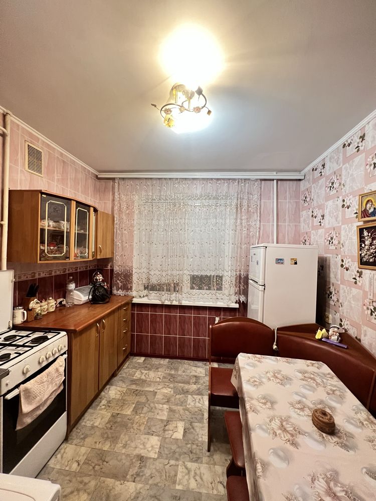 В Продажу 1 к к на Колодязній в житловому  стані