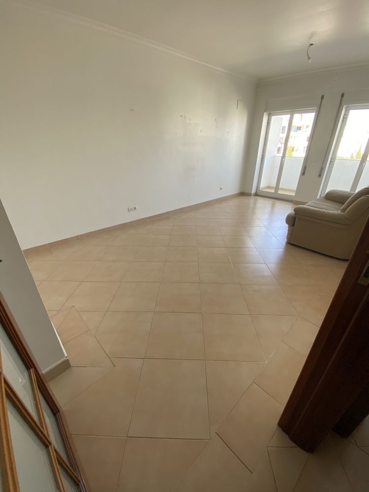 Arrendamento anual T1 com piscina