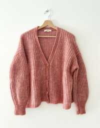 Różowy sweter kardigan Sezane