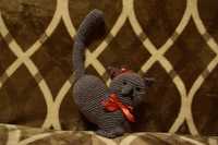 Walentynkowy kotek w kształcie serca na szydelku