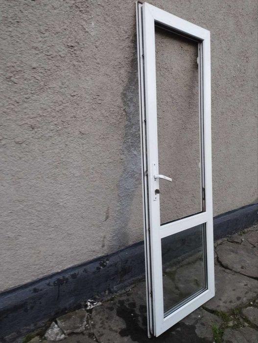 Металопластиковая дверь.2,10х72см(без основного стеклопакета).