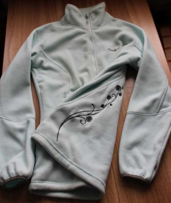 Elegancka bluza polarowa CAMPUS z haftem i na zamek