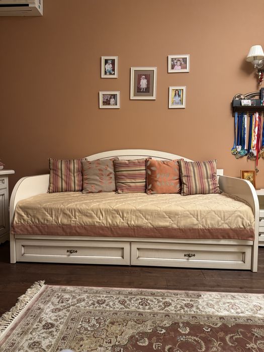 Ліжко з шпонованого дерева та фурнітури Blum