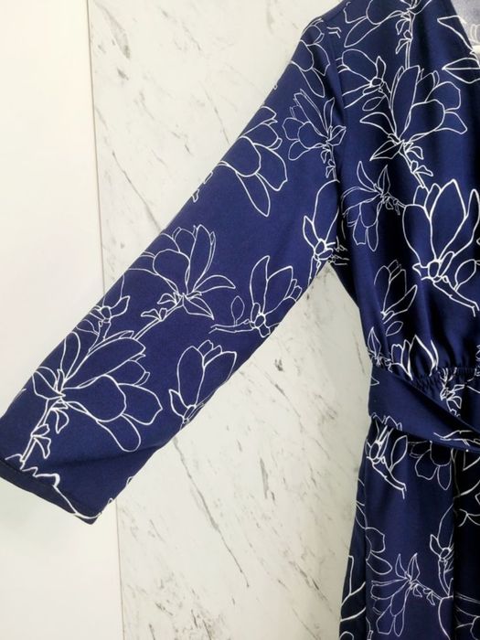 Sukienka kopertowa z wiązaniem w kwiaty magnolie rękaw ¾
