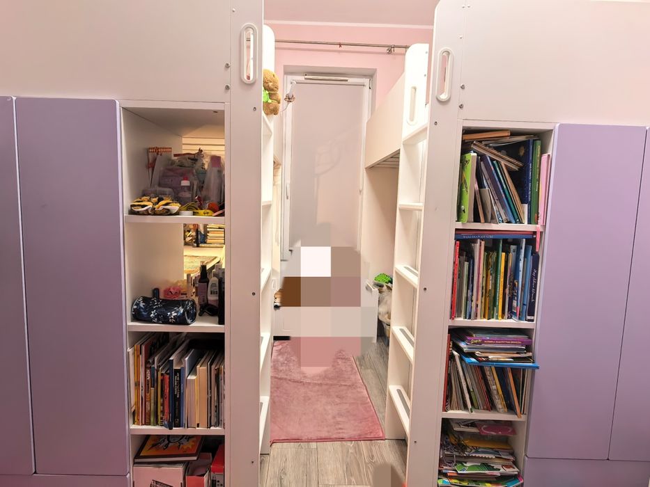 Dwa łóżka na antresoli.