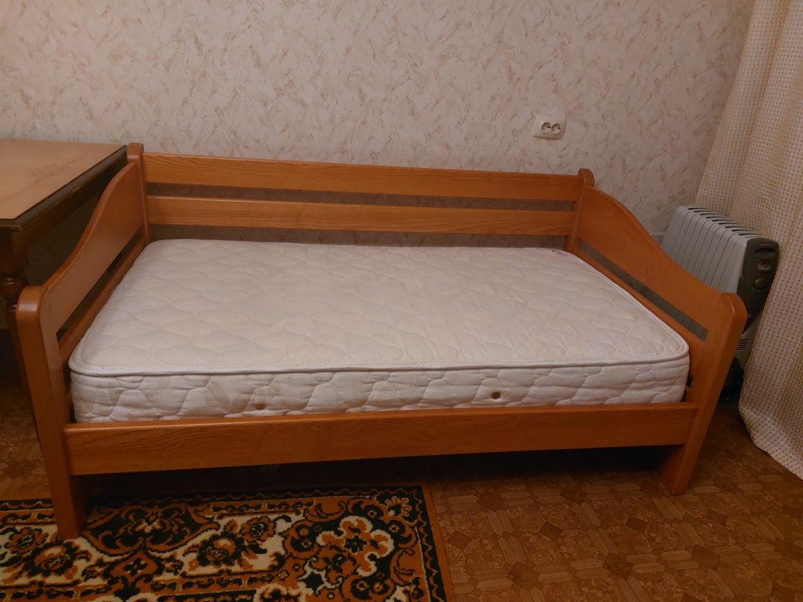 Кровать б/у деревянная с матрасом 160х90 см