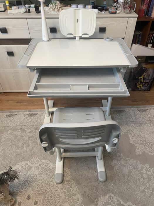Дитячий стіл письмовий