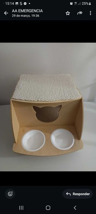 Casinha para gatos, em madeira natural, com zona para alimentação