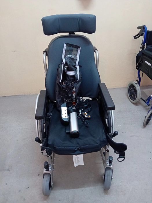 Cadeiras de rodas manual com apoio de motor elétrico