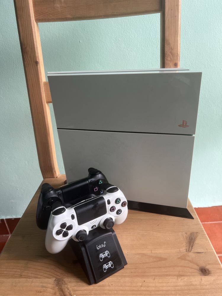 PS4 500GB + 2 comandos + Oferta carregador de 2 comando em simultaneo