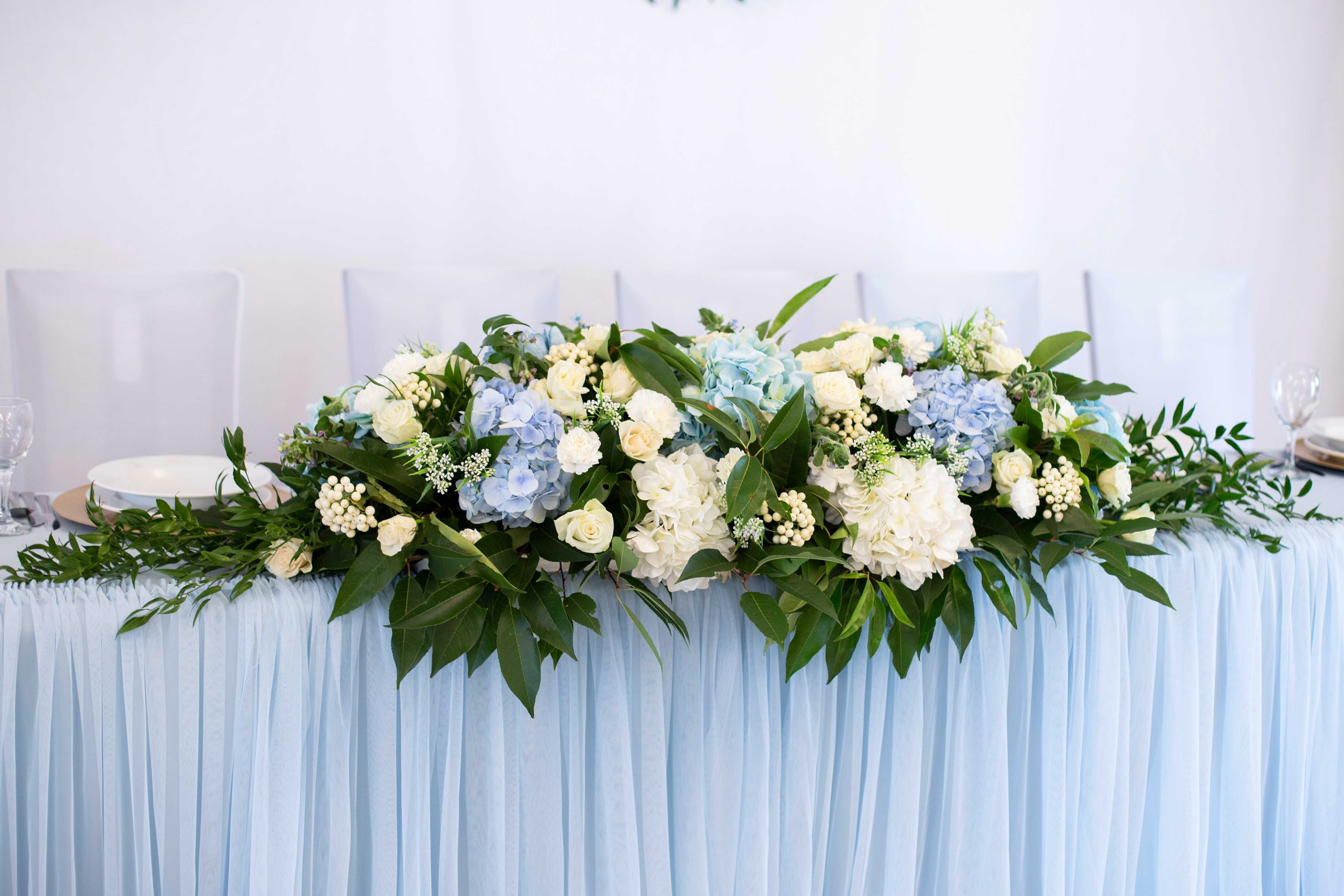 Falbana do stołu niebieska dekoracja na wesele baby blue wynajem