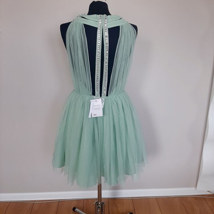 Miętowa Sukienka z tiulową spódnicą odkrytymi plecami np na wesele