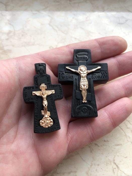 Хрестик з ебенового дерева з золотим розпʼяттям