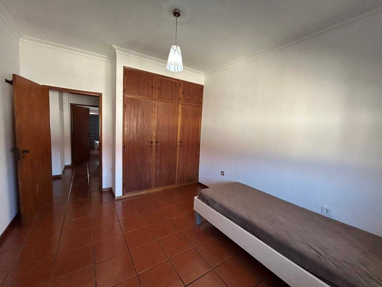Quarto para Arrendar – Perto das Faculdades – Com recibo