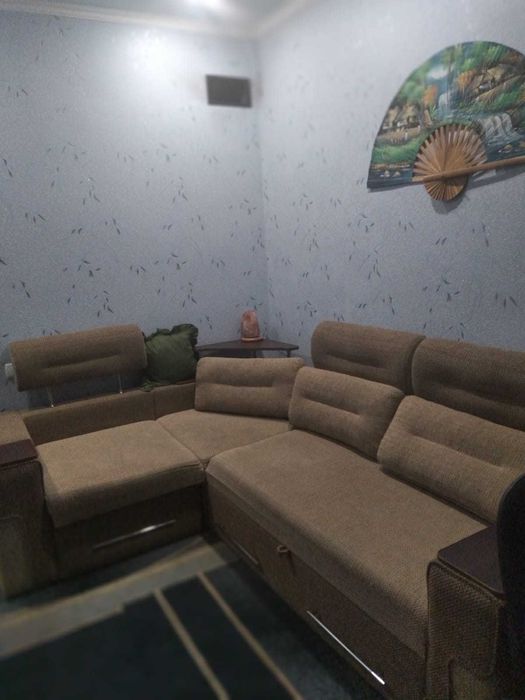 Здається кімната на шкільній у приватн. будинку для хлопця чи дівчини.