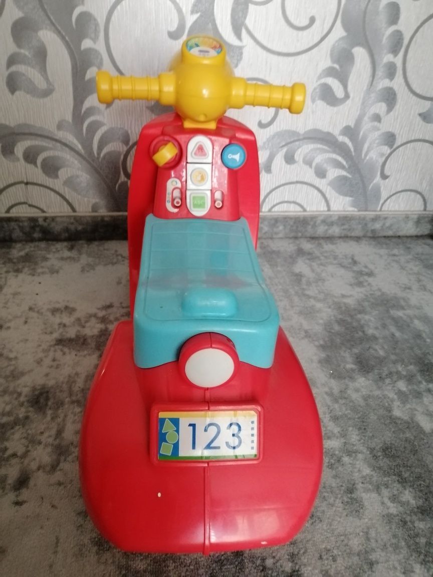 Interaktywny skuter jeździk motorek Fisher Price po polsku