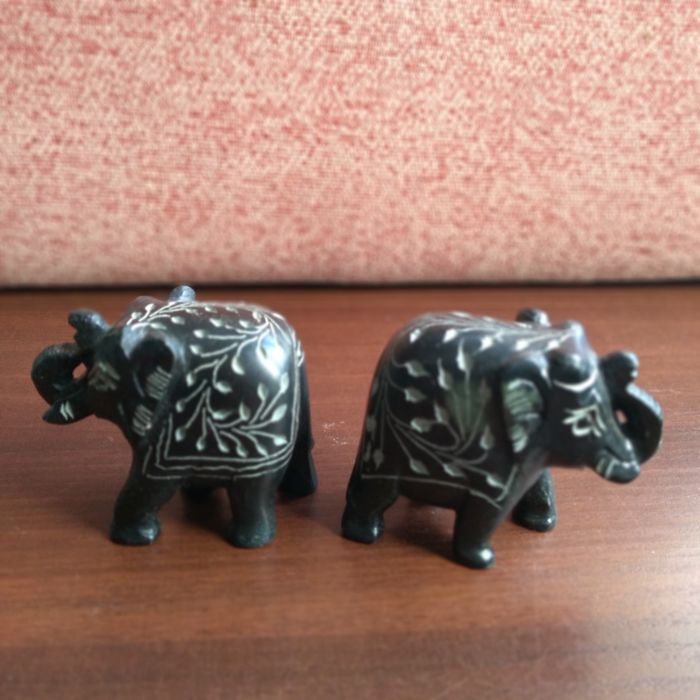 2 słonie z kamienia