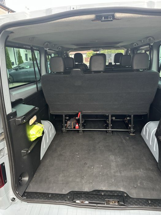 Wynajem busa 8-9 osobowego