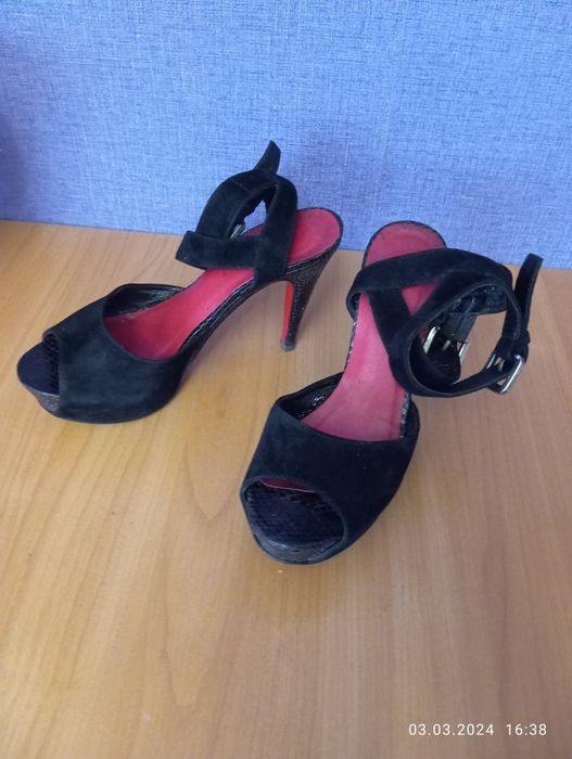 Босоніжки жіночі на високому каблуку