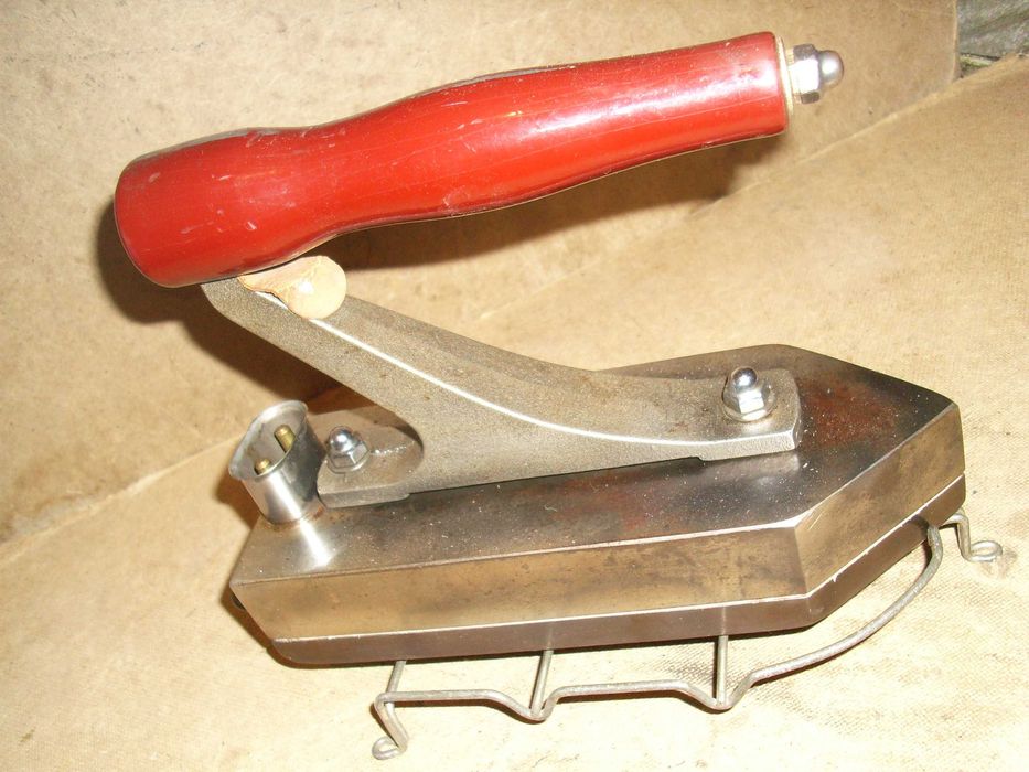 Stare żelazko GROSSAG typ 245 z podstawką.