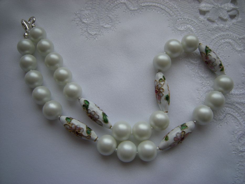 Korale naszyjnik biała perła matowa 12mm +cloisonne w kwiaty