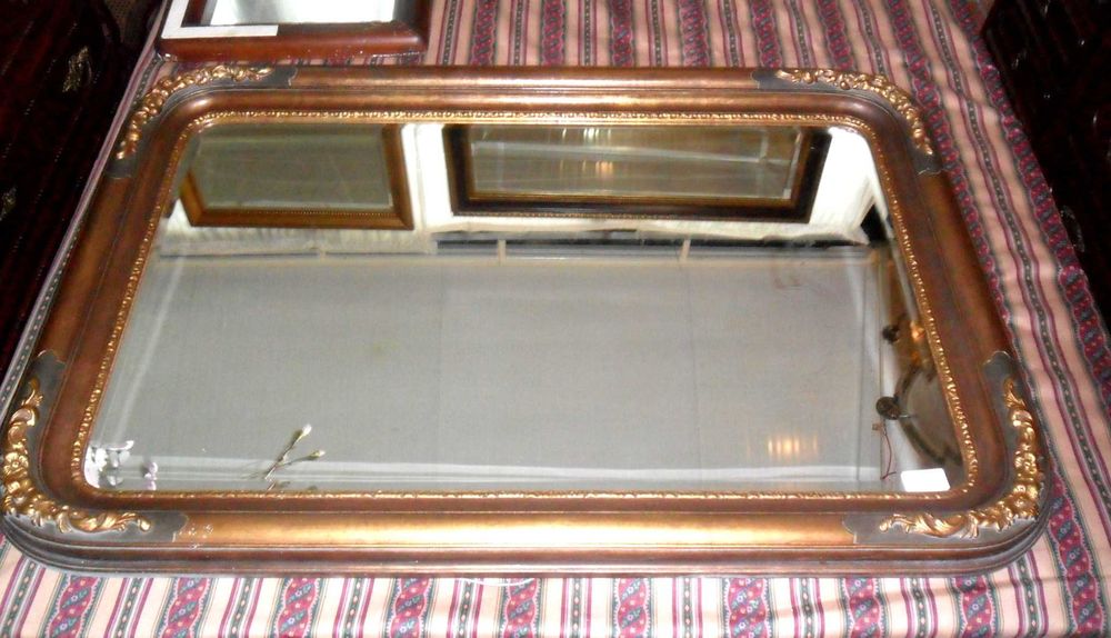 Espelho grande com moldura em relevo