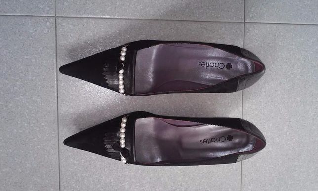 sapatos pretos de camurça