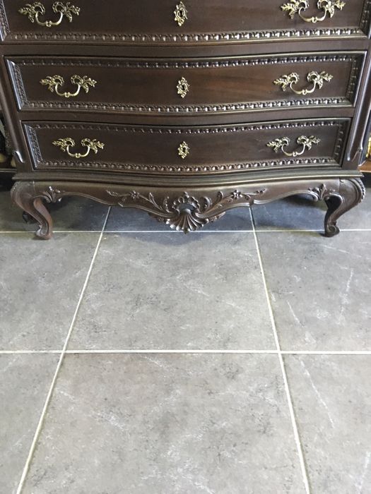 Móvel muito antigo, como novo.