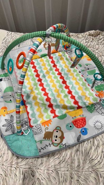 Mata edukacyjna dla dziecka z pałąkami i zabawkami