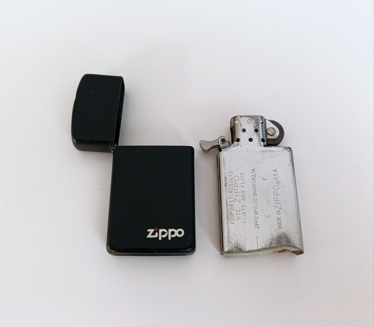 Czarna zapalniczka Zippo slim z 1989 roku