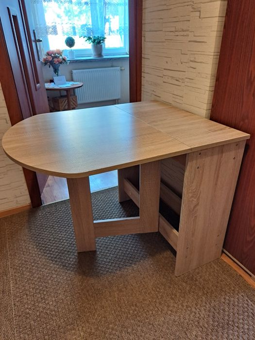 Drewniany rozkładany stół