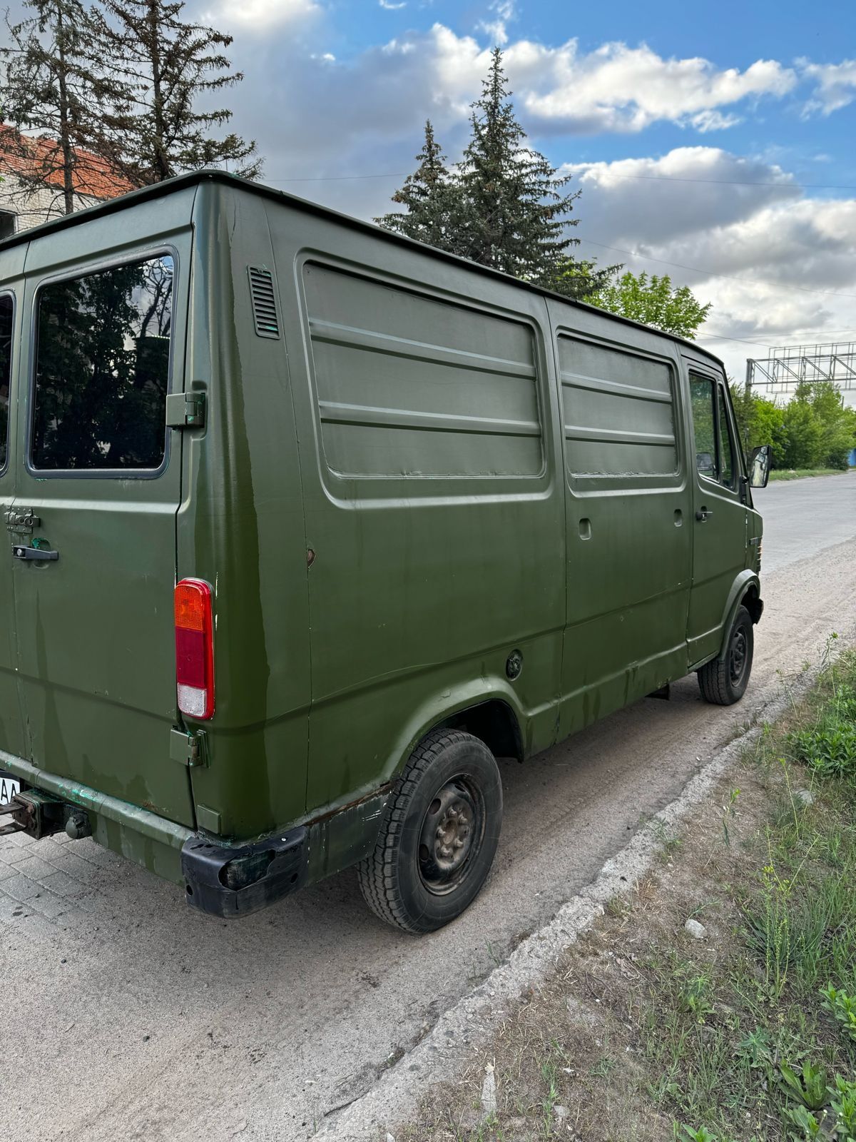 Продам Мерседес Бенз 207D 2.4