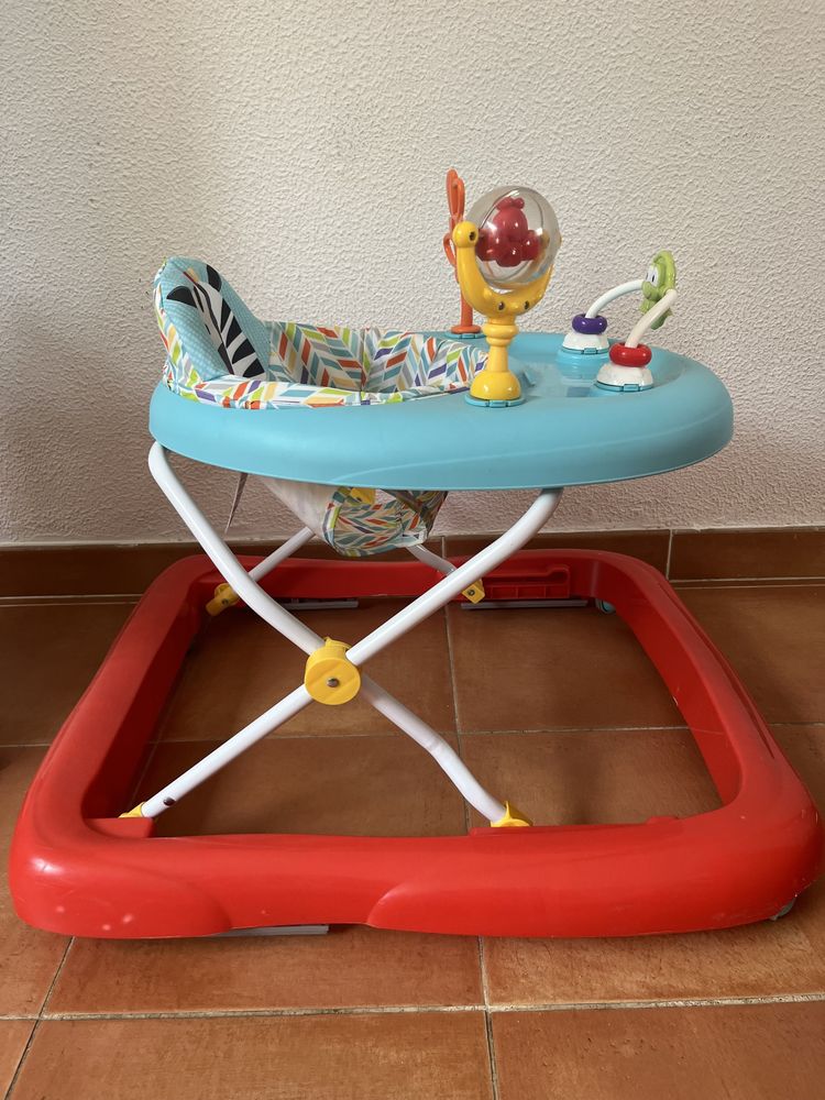 Andador para bebé Bright Stars com brinquedos giratórios