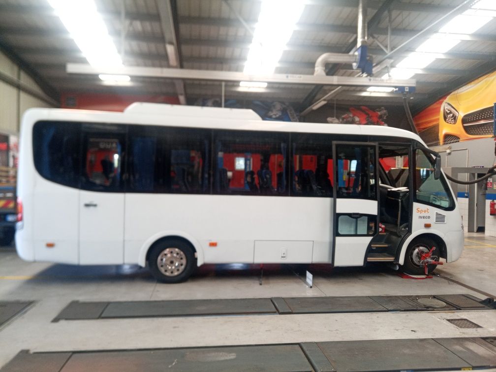 Mini bus Iveco 27 lugares