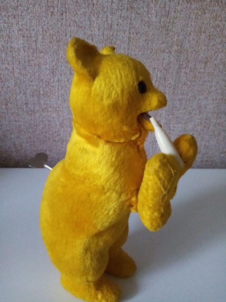 Игрушка заводная механическая "Медвежонок с бутылкой", СССР