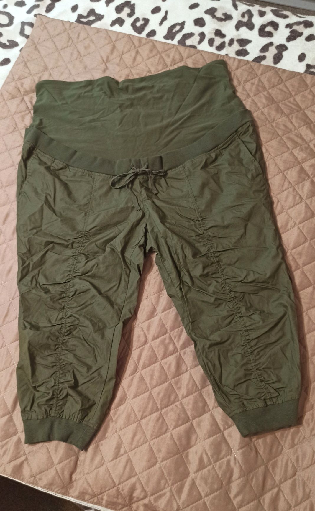 Bawełniane spodnie 3/4 ciążowe kolor khaki