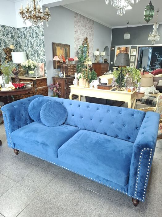 Sofá em Veludo Azul com Capitonê.