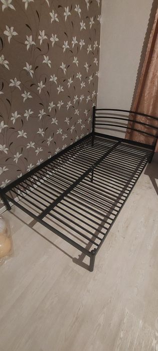 Ліжко та матрац.