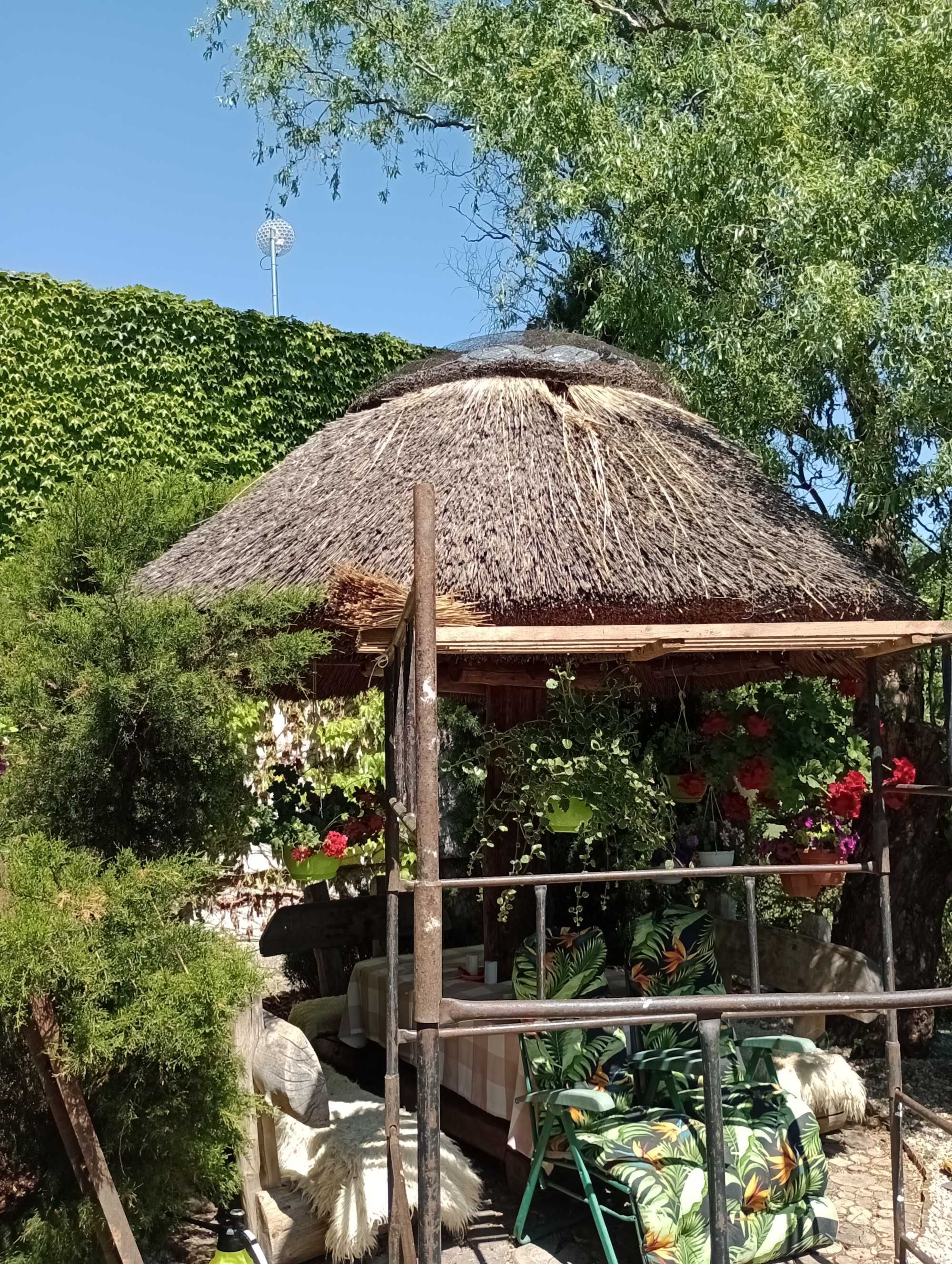 Dach trzcinowy remont renowacja uzupełnienie.