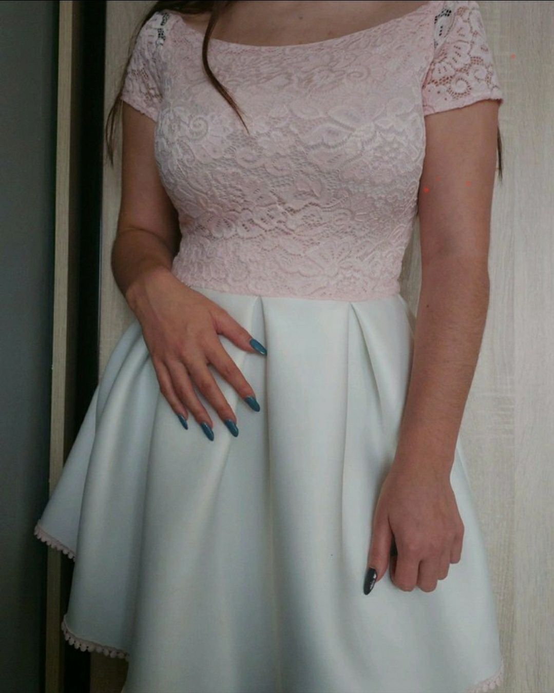 Rozowo-biala sukienka